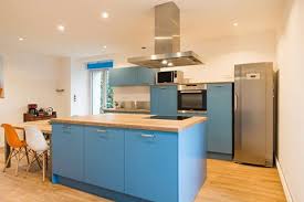 Une Couleur De Cuisine Pas Commune Laque Bleu Mat Plan De Travail Ton Bois Un Grand Ilot Fonctionnel Avec Dans Table Mobile Table Cuisine Couleur De Cuisine
