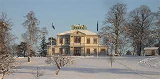 Området domineras av ett stort öppet grönområde, bankens egen konferensanläggning från 1962, en äldre separat sommarvilla i trä från 1888, som ingår i konferensdelen och två tennisbanor. Sodergarn Kursgard Konferens Lidingby Sweden Meetingselect Com