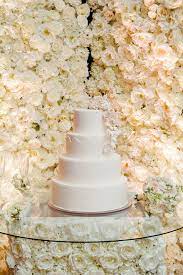 White Wedding Cakes Wedding Inspiration Wedding Decor Flower Wall Backdrop White Roses Peoni Cake Backdrops Floral Wedding Cakes Wedding Cake Toppers
