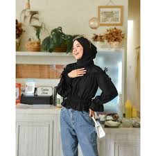 Para wanita bisa bersenang hati, karena ada lagi merk fashion yang sangat berkualitas. Willy Top Blouse Atasan Sabrina Baju Atasan Wanita Kekinian Terbaru Agustus 2021 Harga Murah Kualitas Terjamin Blibli
