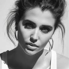 Holly Dowell's Instagram, Twitter & Facebook