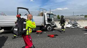 Un tragico incidente si è consumato oggi pomeriggio sull'autostrada a1, all'altezza del km 604, a causa di un tamponamento tra un camion ed un furgone. Maxi Tamponamento In A1 Due Feriti Gravi Lunghe Code Piacenzasera It