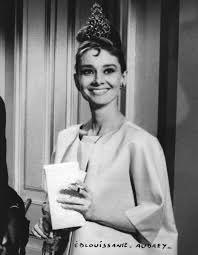 La prima fu, negli anni '50, una giovane audrey hepburn in vacanze romane. Audrey Hepburn In Mostra Con Hubert De Givenchy Alpi Fashion Magazine