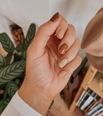 On passe des couleurs d'été aux couleurs d'automne. 6 Manucures Parfaites Pour Cet Automne Marie Claire Belgique