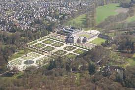 Het paleispark is 650 hectare groot en ligt tegen paleis het loo aan en rondom slot het oude loo. Ophef Rond Kroondomein Het Loo Stedendriehoek