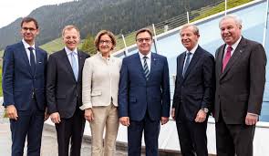 Irmgard griss, ehemalige präsidentin am ogh, wird als unabhängige kandidatin für das unabhängig, mutig, direkt: Bundeslander Entmachten Ja Oder Nein Puls4 Com