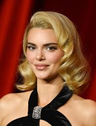 Il nuovo bob biondo in stile old Hollywood di Michelle Yeoh e le altre  ispirazioni da diva delle star