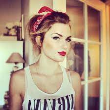 Lockere Rockabilly Frisur Mit Rotem Bandana Hochgesteckte Haare Rockabilly Frisur Frisuren Mit Bandana Schonheit