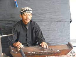 Alat musik tradisional sejenis kecapi ini berasal dari daerah tapanuli dan memiliki dawai dengan cara memainkannya di petik nama lain dari hapetan adalah hasapi atau kucapi. 12 Alat Musik Tradisional Jawa Barat Dan Penjelasannya Tokopedia Blog