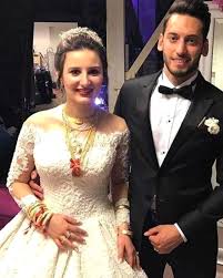 Olmak için gün sayan sinem gündoğdu ile hakan çalhanoğlu sürpriz bir kararla evliliklerine yeniden bir şans verdi. Unlu Futbolcu Hakan Calhanoglu Bosanmak Uzere Oldugu Esiyle Baristi Haberler