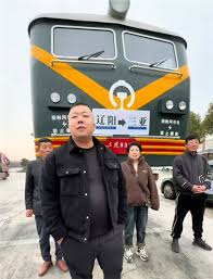 東北漢貨車改造「火車臥鋪」 一行13人自駕遊治癒父焦慮症