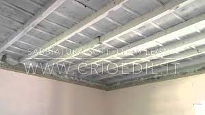 Sostituzione di travi in legno lamellare, controsoffitti decorativi a vicenza, costruzione di pavimenti in legno, soffitto in legno effettuati con intervento della ditta soffitto in legno a vicenza, strutture in legno lamellare da posare, controsoffitto in legno bianco posato da global service di geom. Sabbiatura Soffitto E Velatura Bianco Youtube