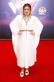 America's favorite idol kelly clarkson is coming back to the bbmas. Kelly Clarkson Wore Vetements Dress The Voice December 7 2020 Fashionsizzle