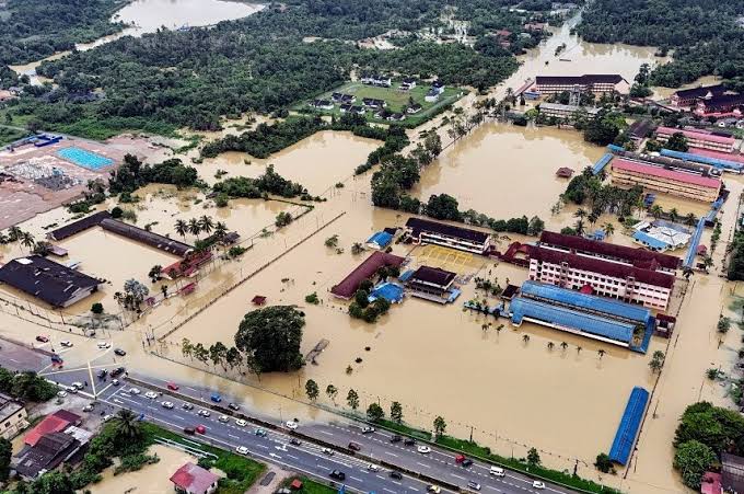Malaysia warns of worst flooding in a decade as monsoon season hits; 63,000  in shelters – Asia News Network