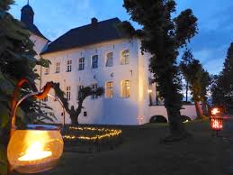 Hochzeit in rodenberg 1 aktuelle adressen mit bewertungen und öffnungszeiten jetzt bei lokalwissen anzeigen! Standesamtliche Candlelight Trauung Auf Wasserschloss Haus Neersdonk Tonisvorst Am Niederrhein