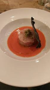 La coulis di pomodoro è una tipologia di salsa ottenuta frullando ed insaporendo dei pomodori maturi, dopo averli pelati e privati del liquido di vegetazione e dei semi. Tartare Di Ricciola Con Coulis Di Pomodoro Datterino Trito Di Capperi E Cialda Al Nero Di Picture Of Ristrot Guviol Turin Tripadvisor