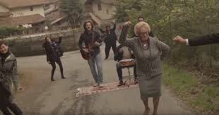 La nonna di 82 anni balla sulle note di “Happy”