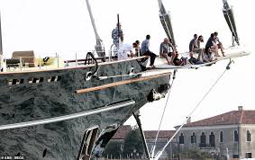 He is founder of amazon.com and the richest man in the world. Jeff Bezos And Lauren Sanchez Kiss And Cuddle While Aboard A Yacht In Venice Daily Mail Online