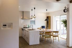 明るいダイニングキッチン 南北に長いお家は当然リビングを南側に持って行きますので ダイニングキッチンはちょっと暗めになる可能性も でも東西に長い敷地にお家を建てると dkはとても明るく作れます お庭も見ながらお料理もできる いい配置ですよね