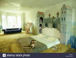 Nachts sollte möglichst immer ein leichter luftzug herrschen, damit sie besser schlafen können. Schlafzimmer Mit Teppich Unterm Bett Bilder Milt S Dekor