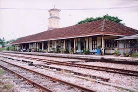 Lingkaran landasan kereta api di utara wilayah autonomi uighur, xinjiang siapa secara rasmi dengan pengoperasian sebuah syesen baharu yang 2 nyaris maut kereta dirempuh kereta api di kota kinabalu. Hikayat Kembara Nusantara Nostalgia Rentas Sempadan Lokomotif