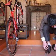 出勤前 バイシクルレスト で玄関にさりげなく待機してくれてる愛車 今日もがんばろう って思える 自転車 室内 スタンド 自転車 自転車スタンド