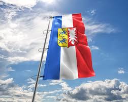 Dezember 1945 wurde präzisiert, dass das verhältnis der breite der waagerechten streifen 2:1:2 betragen, der weiße streifen also schmäler als die roten sein solle. Schleswig Holstein Flagge Bedrucken Lassen Online Gunstig Kaufen