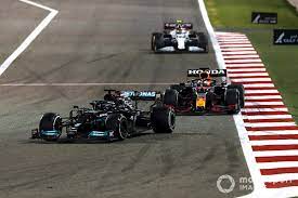 Verstappen gives place back after hamilton overtake. Verstappen Preferred Penalty To Letting Hamilton Past In F1 Bahrain Gp