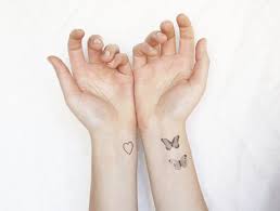 Schenke Lieber Ungewohnlich Mit Vergnugen Tiny Tattoos Tiny Butterfly Tattoo Butterfly Wrist Tattoo