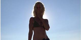 Sandrine kiberlain est connue pour 9 mois ferme. A 50 Ans Sandrine Kiberlain Devoile Sa Superbe Silhouette De Jeune Fille Photo