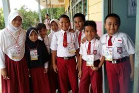 Tanda pengenal atau kerap disebut juga sebagai atribut, dipasang di pakaian seragam pramuka, termasuk pakaian seragam pramuka penggalang. Dari Kancing Hingga Kerah Ini 7 Hal Unik Seragam Sekolah Masa Sd