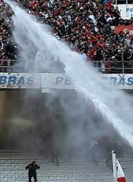 Se cumplen diez años del descenso de river a la segunda categoria del fútbol argentino y en san vicente aparecieron cargadas en la vía pública. Graves Incidentes Fuera Del Estadio Monumental Marca Com