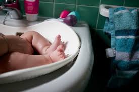 Doccia baby card con la ragazza cute baby in bagno. Puj Flyte Da Una Mamma Per Le Mamme Che Viaggiano Federchicca