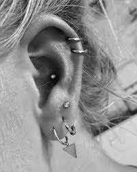 Toffe Earparty In Het Oor Van Katinkagieltjes Met Onze 6 Mm Click Ringen In 1 2 Mm Product Nr 20350 Piercings Oor Oorpiercings Oorpiercing