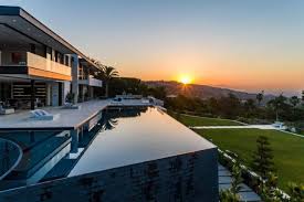 Si te gustaría comprar la casa más cara del mundo, necesitarás un mínimo de mil 125 millones de dólares. Asi Es La Casa De Alquiler Mas Cara Del Mundo Propiedad Del Cirujano De Jennifer Aniston Y Kim Kardashian Arquitecturas