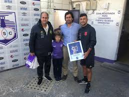 El volante uruguayo de flamengo destacó al equipo de marcelo gallardo y fue cauto a la hora de pensar en el. Arrascaeta E Homenageado Por Clube Uruguaio Que O Revelou Para O Futebol Profissional Flamengo Coluna Do Fla