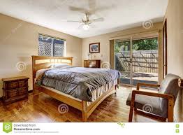 50 coole betten im kolonialstil für ein gemütliches. Einfaches Amerikanisches Schlafzimmer Mit Massivholzboden Und Holzmobel Stockfoto Bild Von Amerikanisch Nightstand 73909928