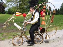1/ les musiciens un apprenant se lève, il. Les Home Made Instruments Welche Musique