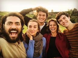 Aproveite para conferir o resumo dos próximos capítulos e o que vem por ai na novela. Elenco De Genesis Curte Sul Do Brasil Entre Cenas Da Novela Fotos R7 Famosos E Tv