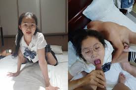 중폭탄!!! 극도로 대비되는 여대생 안경 여자 노출 쓰리썸 편집 (1)