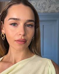 Emilia Clarke has been cast as the lead character Bea in "Ponies", an  upcoming espionage-thriller series which she is also set to  executive-produce for Peacock. #emiliaclarke