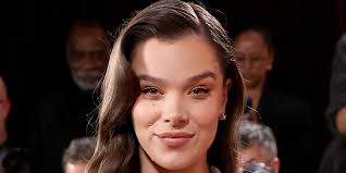 Pregnant Hailee Steinfeld’s Golden Globes Look Is So Good It’s Sinful