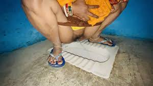 सौतेली भाभी बाथरूम में पेशाब कर रही है | xHamster