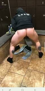 Str8 friend twerks in locker room - ThisVid.com em inglês