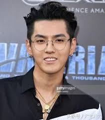难怪吴亦凡会心动，不知道大家发现没有，吴亦凡在 小 g 娜之后，找的女朋友都和 小 g 娜差不多？ 说 小 g 娜的颜值，是吴亦凡众多绯闻女友中，最漂亮的那个，应该不过分吧？ 小 g 娜是一个美妆博主，素颜十分好看。她的脸肉嘟嘟的。 å´äº¦å‡¡ç´ é¢œä¸'å‡ºæ–°é«˜åº¦ æ˜Ÿé™…ç‰¹å·¥ ç¾Žå›½é¦–æ˜ æ— psæš´éœ²ç¼ºé™· æ–°é—» è›‹è›‹èµž