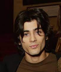 Zayn Malik With Long Hair Is The Most Perfect Version Of Zayn Malik Zayn Malik Hairstyle Long Hair Styles Zayn Malik Style
