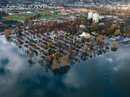 Regen, schneefall, wind, gewitter gefrierender regen. Hochwasser Im Tessin Durch Starkregen Blick
