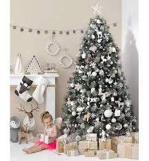 Pentru a realiza aceste obiecte frumoase din conuri de brad, este nevoie de puțină răbdare și creativitate! Brad De Craciun Artificial Verde Nevada Cu Zapada Pe Varfuri Si Conuri 180 Cm Si Suport Cadou Maniamall