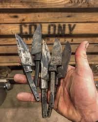 Couteaux De Forge Une Passion In 2020 Knife Making Antler Knife Knife