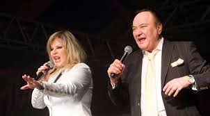 Így jó, összecsendül két pezsgős pohár, elkap minket egy habkönnyű mámor. Kamujegyeket Arulnak Korda Gyuri Es Balazs Klari Koncertre